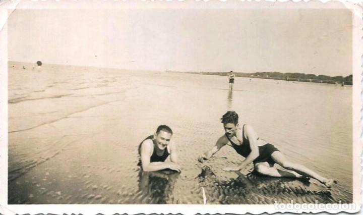 Alte Fotografie: X1535 J&oacute;venes hombres en antiguo ba&ntilde;ador juntos en la playa - Foto 12x7cm 1930'