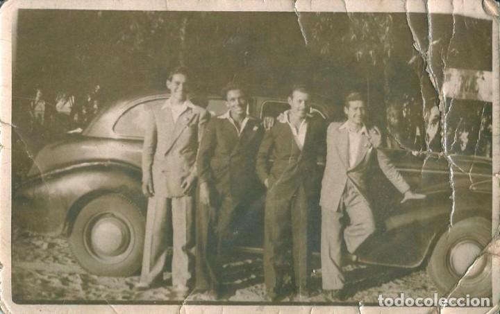 Alte Fotografie: X1539 Elegantes j&oacute;venes hombres junto a un viejo coche - Foto Postal 1940'