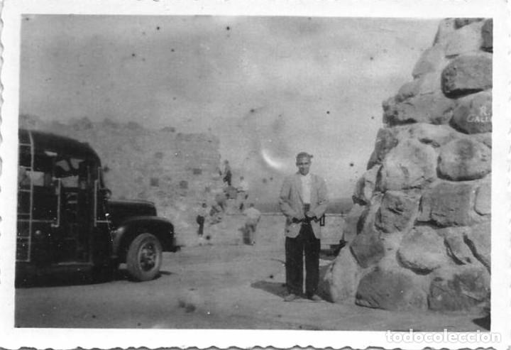 Alte Fotografie: X1541 Hombre de viaje en un antiguo &oacute;mnibus autob&uacute;s - Foto 8x6cm 1940'