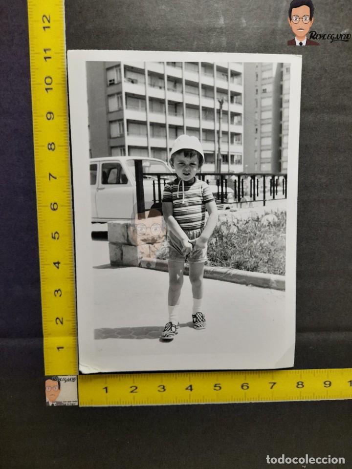 Fotograf&iacute;a antigua: NI&Ntilde;O CON GORRO FRENTE A RENAULT 6 / FOTO ANTIGUA EN BLANCO Y NEGRO - A&Ntilde;OS 70 - COCHE CL&Aacute;SICO ESPA&Ntilde;A