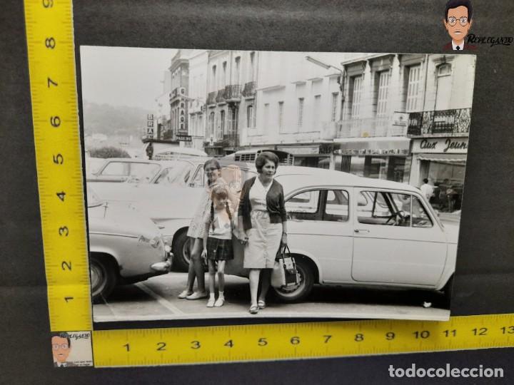 Fotograf&iacute;a antigua: DOS NI&Ntilde;AS Y SU MADRE / SEAT 850 / FOTO ANTIGUA EN BLANCO Y NEGRO - A&Ntilde;OS 60 - FRANCIA - COCHES