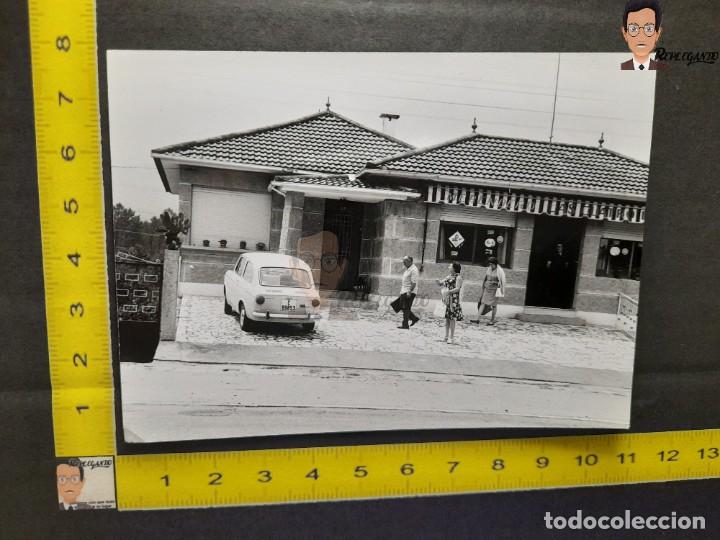 Fotograf&iacute;a antigua: SEAT 850 EN EL MERENDERO LAS CUATRO LUCES / FOTO ANTIGUA EN BLANCO Y NEGRO - A&Ntilde;OS 60 - ESPA&Ntilde;A
