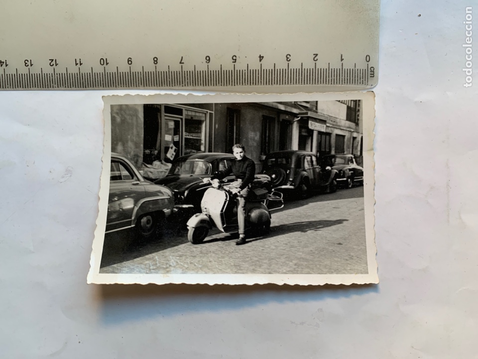 Fotograf&iacute;a antigua: FOTO. PROBANDO LA VESPA. FOT&Oacute;GRAFO?. FECHA, 6 DIC. 1958.