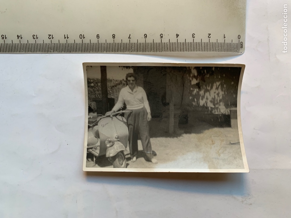 Fotograf&iacute;a antigua: FOTO. MOSTR&Aacute;NDONOS SU NUEVA VESPA. FOT&Oacute;GRAFO?.
