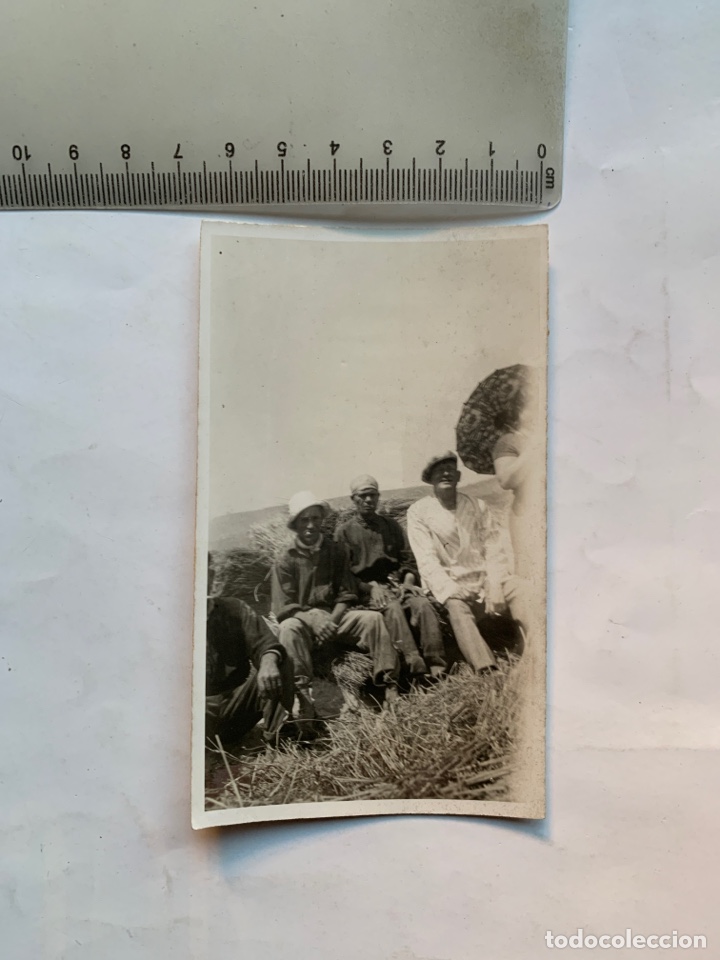 Alte Fotografie: FOTO. EN EL CAMPO CON LOS JORNALEROS. FOT&Oacute;GRAFO?.