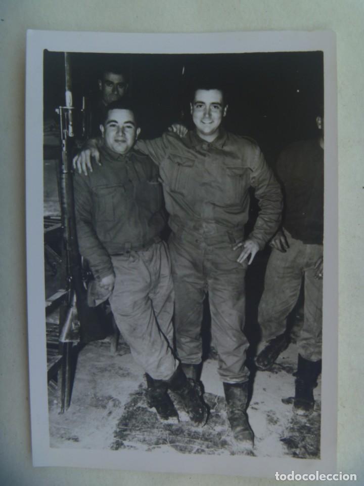 Alte Fotografie: FOTO DE MILITAR CON ROPA DE CAMPA&Ntilde;A , LITERA Y FUSIL MAUSER . 1966