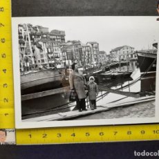 Fotografía antigua: MADRE E HIJA EN PUERTO DE BERMEO / FOTO ANTIGUA EN BLANCO Y NEGRO - AÑOS 60 - VIZCAYA BARCO EUSKADI