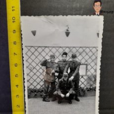 Fotografía antigua: SOLDADOS EN LA MILI HACIENDO EL TONTO / FOTO ANTIGUA EN BLANCO Y NEGRO - AÑO 1967 - EJÉRCITO MILITAR