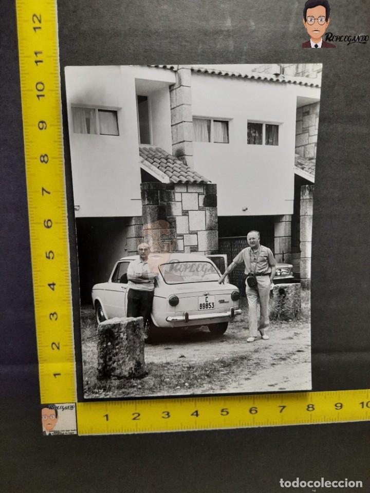 Fotografia antica: SEAT 850 / FOTO ANTIGUA EN BLANCO Y NEGRO - A&Ntilde;OS 60 - ESPA&Ntilde;A - HOMBRES CON SU COCHE / C89853