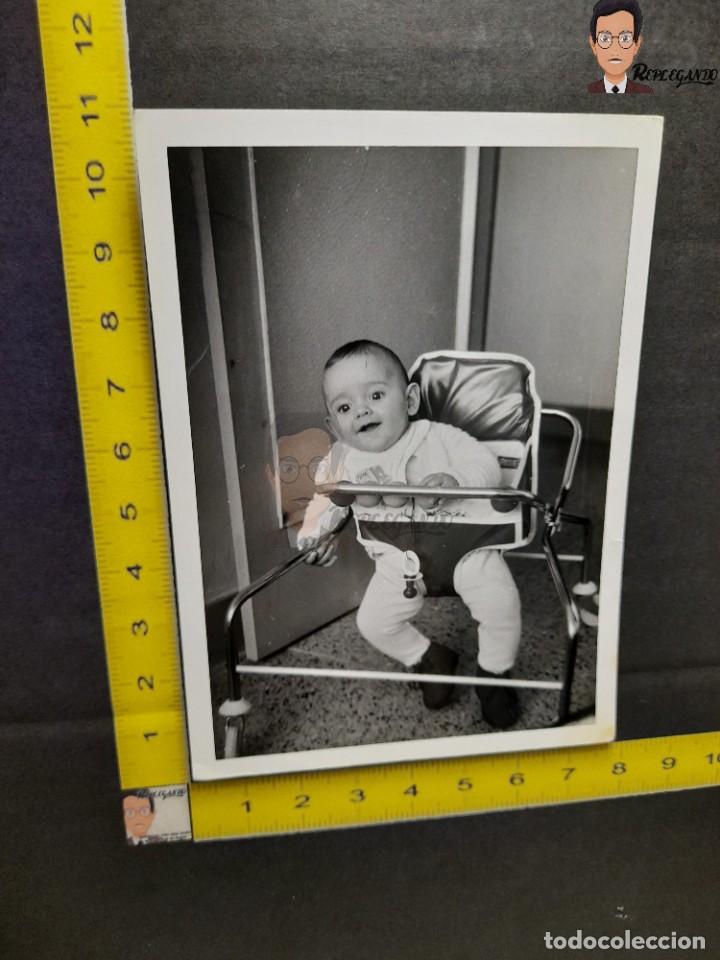 Fotografia antica: NI&Ntilde;O SONRIENDO EN TACAT&Aacute; / ANDADOR / FOTO ANTIGUA EN BLANCO Y NEGRO - A&Ntilde;OS 70 - ESPA&Ntilde;A - CHUPETE