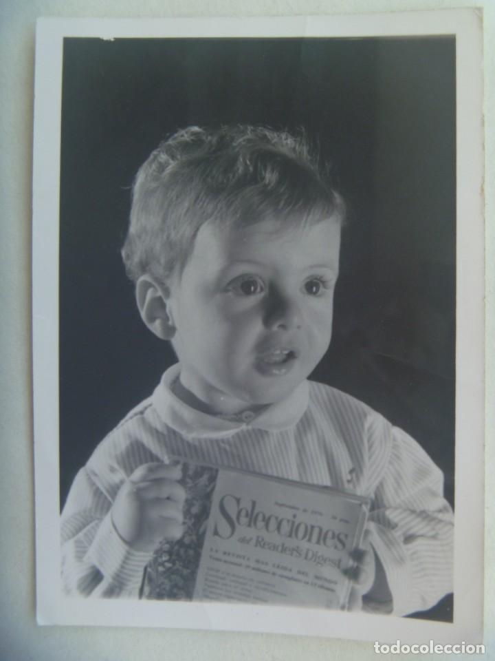 Fotografia antiga: BONITA FOTO DE NI&Ntilde;O CON UN EJEMPLAR DE SELECCIONES DEL READER&acute;S DIGEST