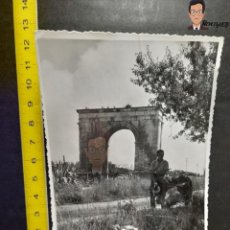 Fotografía antigua: JOVEN CON SU MOTO VESPA O LAMBRETA EN EL ARC DE BERÁ / FOTO ANTIGUA - AÑOS 50 - TARRAGONA - CATALUÑA