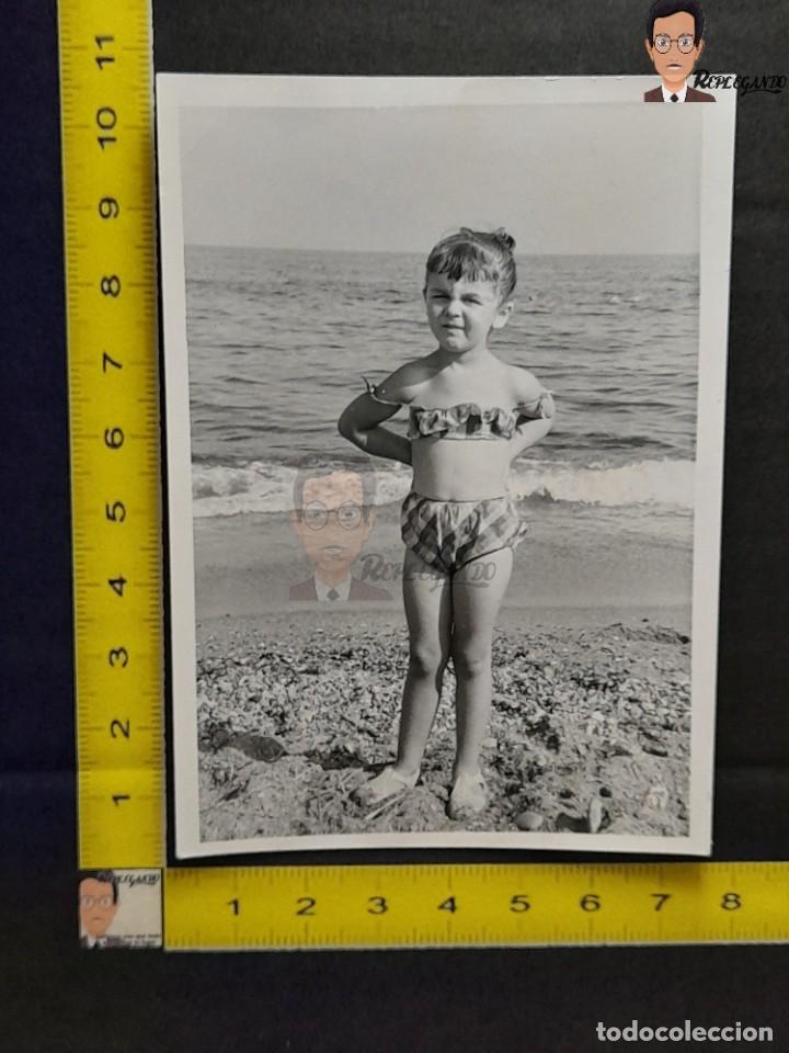 Fotografia antiga: NI&Ntilde;A EN LA PLAYA / FOTO ANTIGUA EN BLANCO Y NEGRO - A&Ntilde;OS 60 - ESPA&Ntilde;A - BA&Ntilde;ADOR Y CHANCLAS