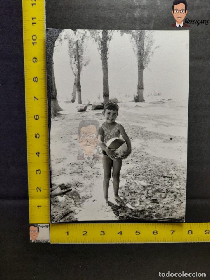 Fotografia antica: NI&Ntilde;A FELIZ CON SU PELOTA / FOTO ANTIGUA EN BLANCO Y NEGRO - A&Ntilde;OS 60 - ESPA&Ntilde;A - NI&Ntilde;A RIENDO