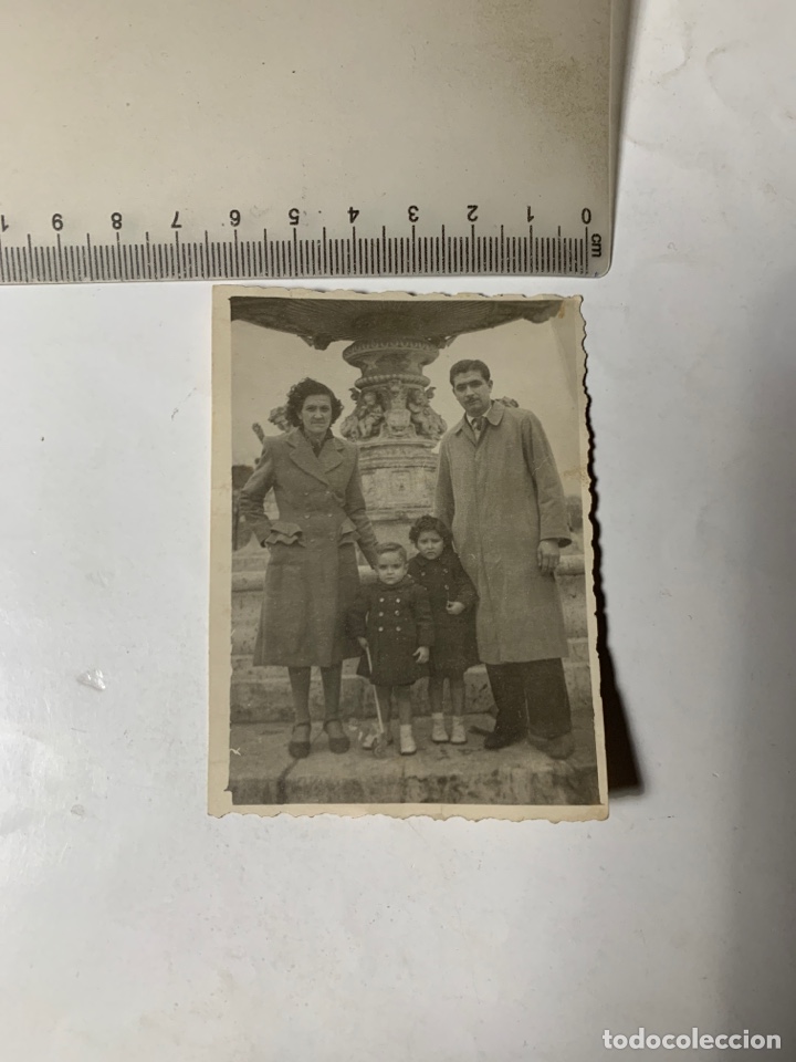 Photographie ancienne: FOTO. MATRIMONIO CON SUS NI&Ntilde;OS JUNTO A LA FUENTE. ALAMEDA DE VALENCIA?. FOT&Oacute;GRAFO?.