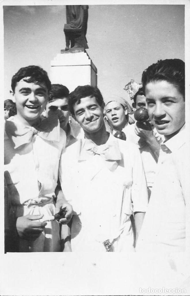 Fotograf&iacute;a antigua: X1558 Jovenes adolescentes estudiantes con grandes mo&ntilde;os juntos en el parque - Foto 13x8cm 1960'