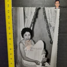 Fotografía antigua: BELLA MUJER EN TOALLA TRAS EL BAÑO / FOTO ANTIGUA EN BLANCO Y NEGRO - AÑOS 50/60 - CHICA JOVEN