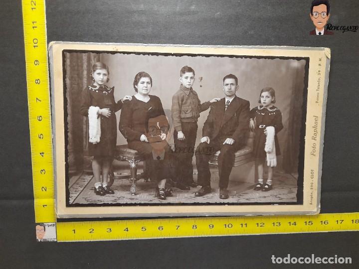 Antique Photography: FAMILIA AL COMPLETO POSANDO / FOTO ANTIGUA DE ESTUDIO EN BLANCO Y NEGRO - A&Ntilde;OS 40/50 - CLOT