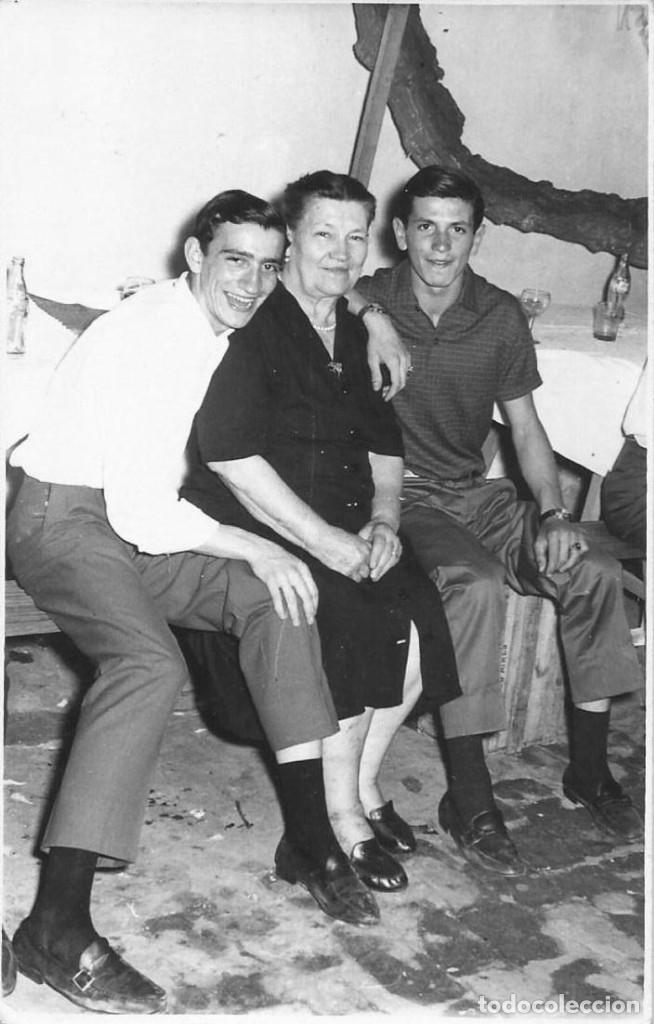 Fotograf&iacute;a antigua: X1567 J&oacute;venes adolescentes abrazando a su abuela - Foto Postal 1960'