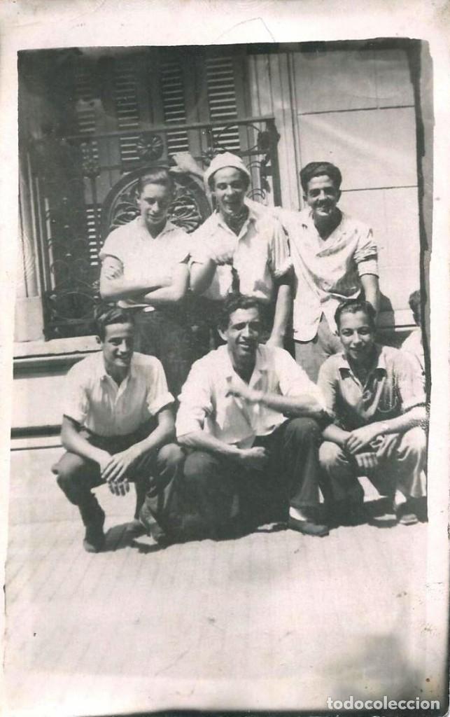 Fotograf&iacute;a antigua: X1568 J&oacute;venes adolescentes juntos en la acera de su casa - Foto Postal 1940'