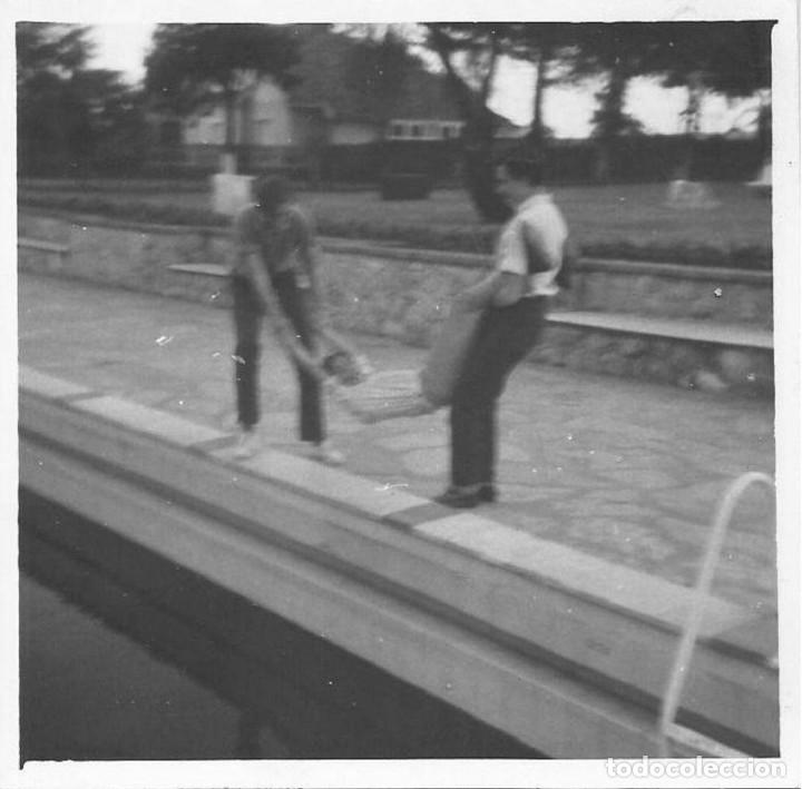 Fotograf&iacute;a antigua: X1569 J&oacute;venes adolescentes arrojando a su amigo a la piscina - Foto 8x8cm 1960'