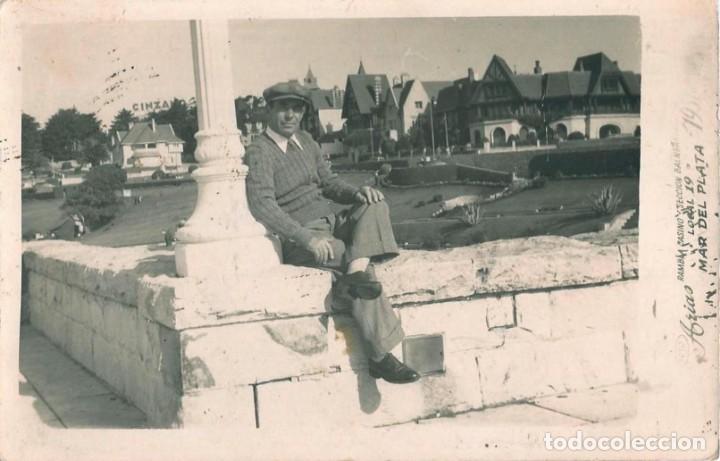 Fotograf&iacute;a antigua: X1570 Hombre con boina sentado en el barrio Los Troncos de Mar del Plata Argentina Foto Postal 1951