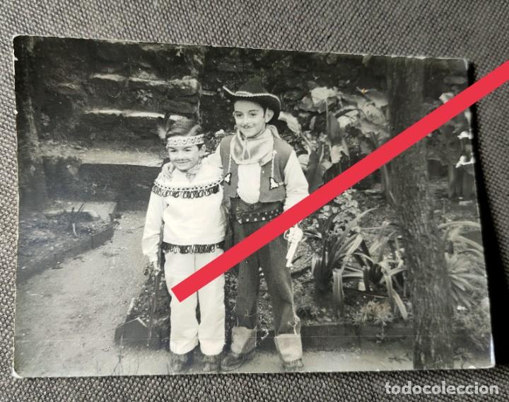 Fotograf&iacute;a antigua: Antigua fotograf&iacute;a. Ni&ntilde;o disfrazado de vaquero. Foto a&ntilde;os 50.