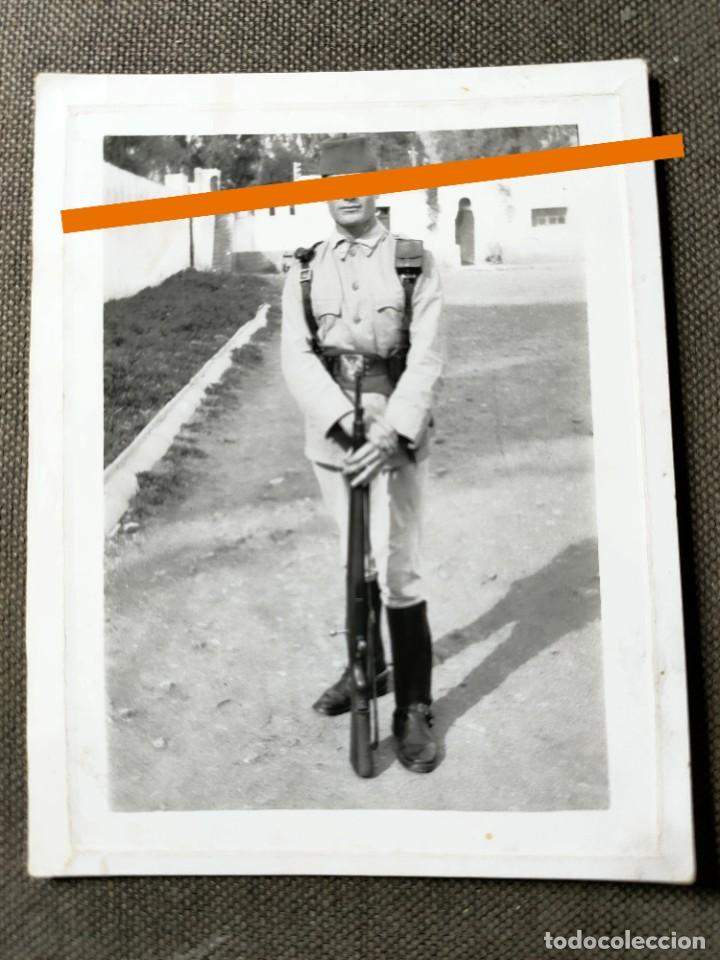 Fotografia antica: Antigua fotograf&iacute;a . Soldado militar con fusil. Foto a&ntilde;os 50/60.