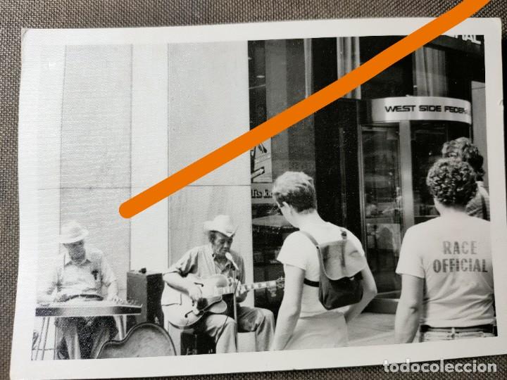 Fotograf&iacute;a antigua: Antigua fotograf&iacute;a . Artista callejero con su guitarra el&eacute;ctrica. Foto a&ntilde;os 60.
