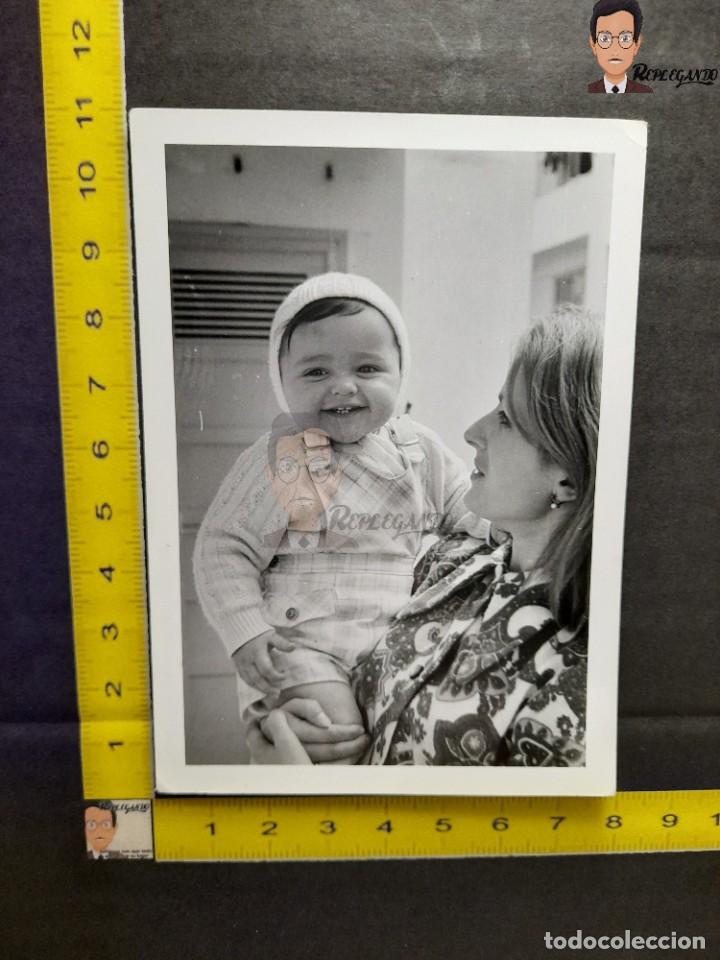 Fotografia antiga: NI&Ntilde;O SONRIENDO EN BRAZOS DE UNA MUJER / FOTO ANTIGUA EN BLANCO Y NEGRO - A&Ntilde;OS 60/70 - ESPA&Ntilde;A