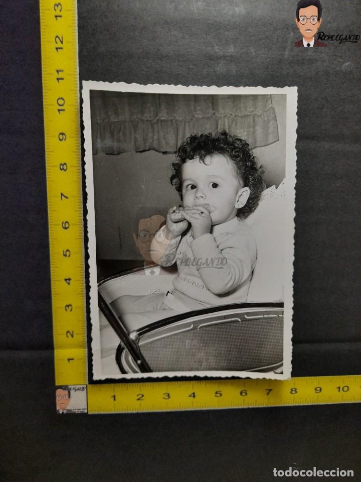 Fotografia antica: NI&Ntilde;A MERENDANDO EN SU CARRITO / FOTO ANTIGUA EN BLANCO Y NEGRO - A&Ntilde;OS 60 - ESPA&Ntilde;A - CARRICOCHE BEB&Eacute;
