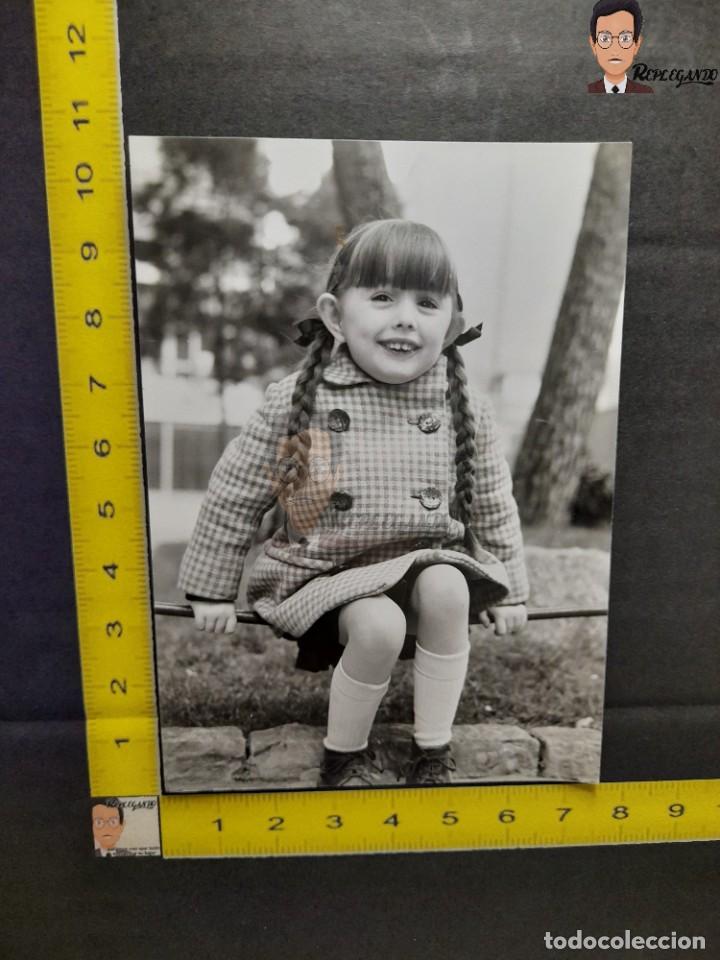 Fotografia antica: NI&Ntilde;A GRACIOSA CON ABRIGO Y TRENZAS / FOTO ANTIGUA EN BLANCO Y NEGRO - A&Ntilde;OS 60 - ESPA&Ntilde;A - RISA