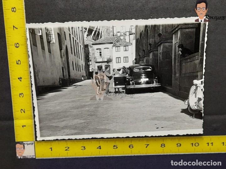 Fotograf&iacute;a antigua: TRASERA DE CHRYSLER WINDSOR LIMOUSINE / FOTO ANTIGUA EN BLANCO Y NEGRO - A&Ntilde;OS 50 - VESPA