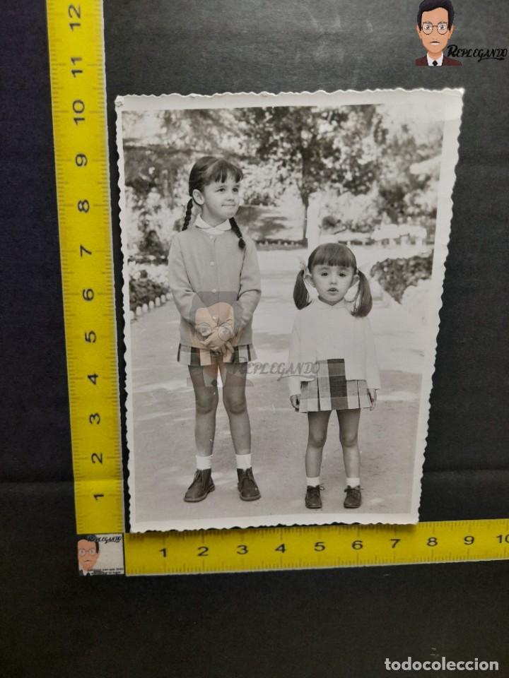 Fotografia antica: DOS NI&Ntilde;AS CON COLETAS / FOTO ANTIGUA EN BLANCO Y NEGRO - A&Ntilde;OS 60 - ESPA&Ntilde;A