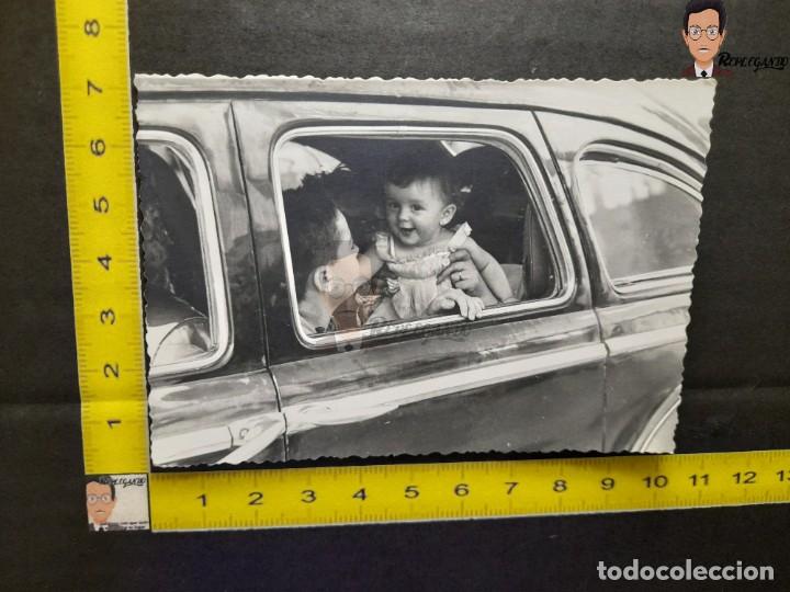 Fotograf&iacute;a antigua: NI&Ntilde;A RIENDO EN UN CHRYSLER WINDSOR LIMOUSINE / FOTO ANTIGUA EN BLANCO Y NEGRO - A&Ntilde;OS 50 - COCHE