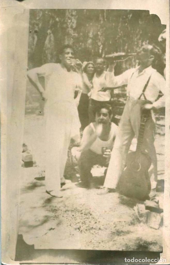 Fotograf&iacute;a antigua: X1572 J&oacute;venes hombres bebiendo de las botellas de picnic - Foto Postal 1940'