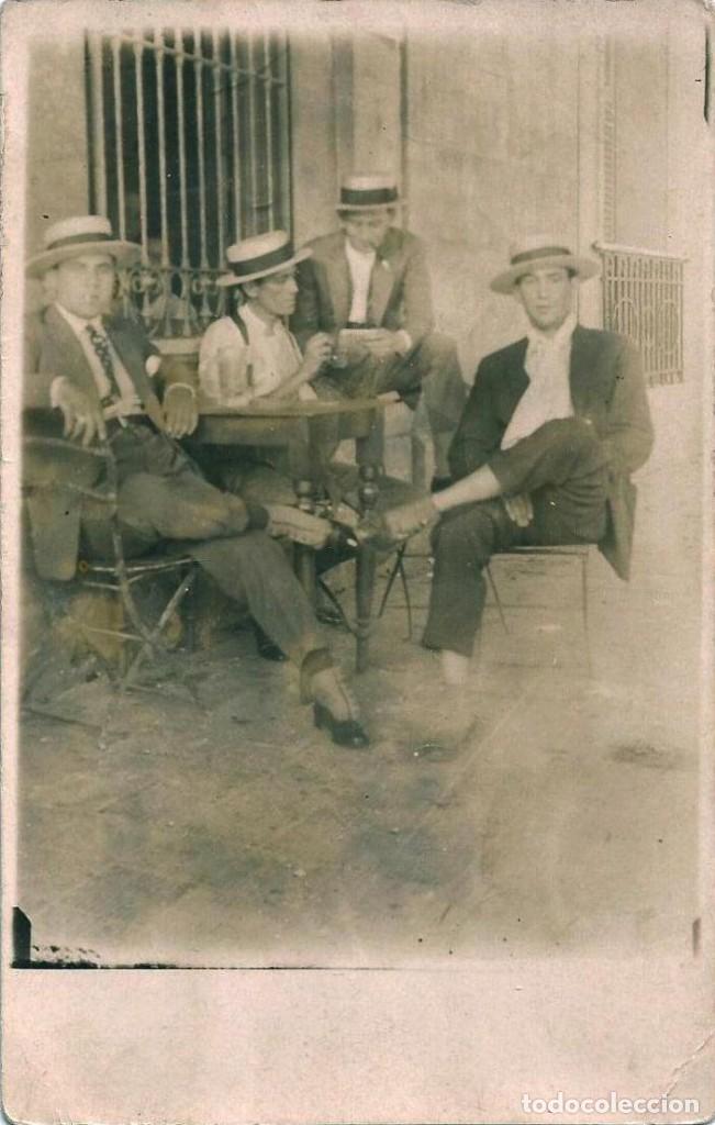 Fotograf&iacute;a antigua: X1576 Jovenes hombres con sombreros Canotier sentados fuera del bar - Foto Postal 1930'