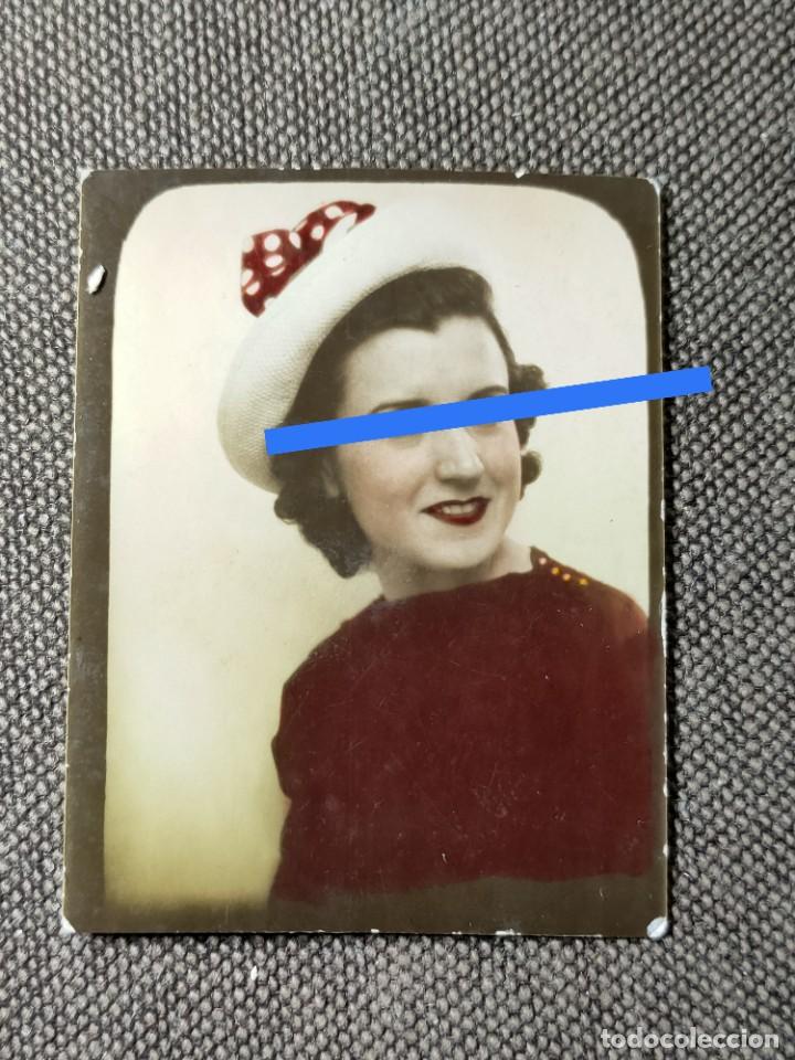 Fotografia antiga: Antigua fotograf&iacute;a coloreada. Se&ntilde;orita con sombrero. Tipo carnet. A&ntilde;os 30.