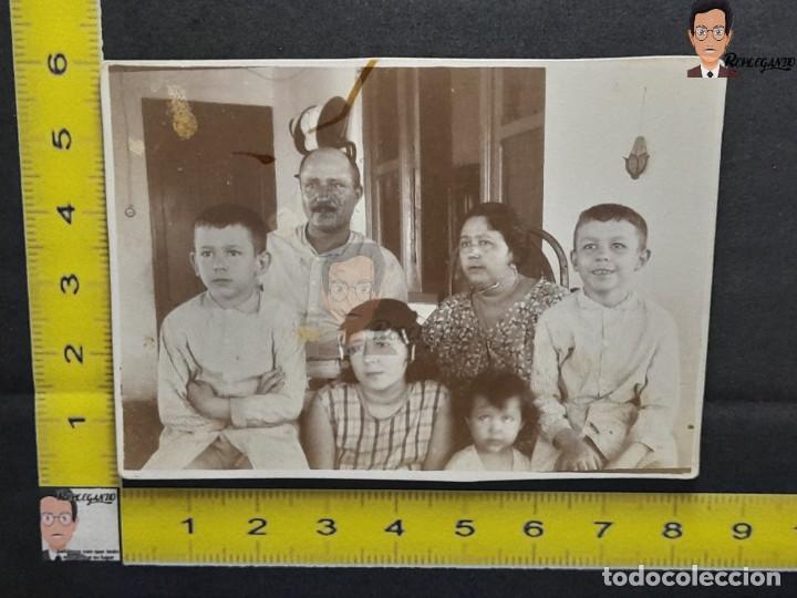 Fotografia antica: FAMILIA HUMILDE AL COMPLETO POSANDO / FOTO ANTIGUA EN BLANCO Y NEGRO - A&Ntilde;OS 50 - ESPA&Ntilde;A - NI&Ntilde;OS