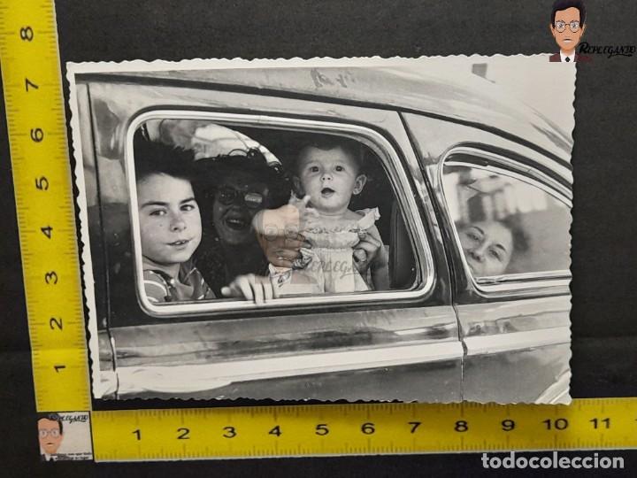 Fotografia antiga: NI&Ntilde;A SALUDA DESDE UN CHRYSLER WINDSOR LIMOUSINE / FOTO ANTIGUA EN BLANCO Y NEGRO - A&Ntilde;OS 50 - COCHE
