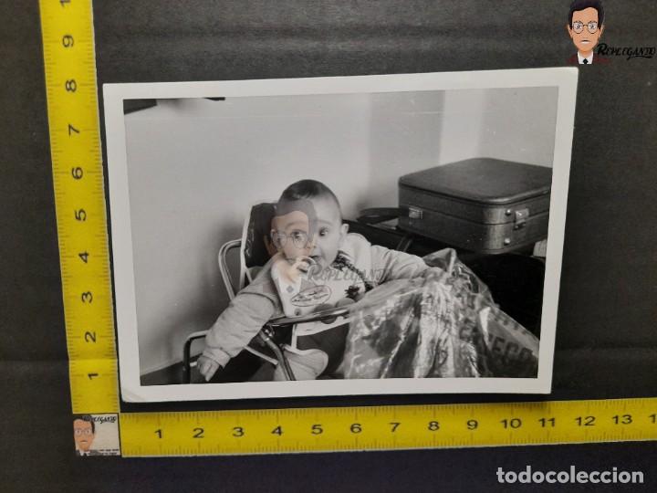 Antique Photography: NI&Ntilde;O SONRIENDO EN TACAT&Aacute; / ANDADOR / FOTO ANTIGUA EN BLANCO Y NEGRO - A&Ntilde;OS 70 - ESPA&Ntilde;A - CHUPETE