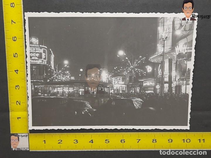 Photographie ancienne: LUCES EN LA NOCHE / CALLE CIUDAD ESPA&Ntilde;OLA / FOTO ANTIGUA EN BLANCO Y NEGRO - A&Ntilde;OS 40 TRANVIA ESPA&Ntilde;A