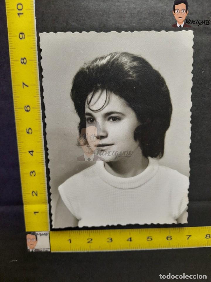 Fotografia antiga: GUAPA MUJER JOVEN SONRIENDO / FOTO ANTIGUA DE ESTUDIO EN BLANCO Y NEGRO - A&Ntilde;O 60 - ESPA&Ntilde;A - MORENA