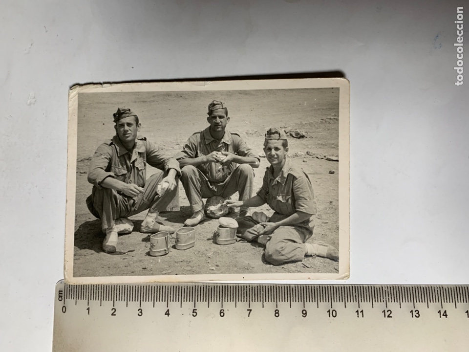 Fotograf&iacute;a antigua: FOTO. SOLDADOS ESPA&Ntilde;OLES EN EL SAHARA. LA HORA DEL RANCHO. FOTO VELAZQUEZ. SIDI-IFNI.