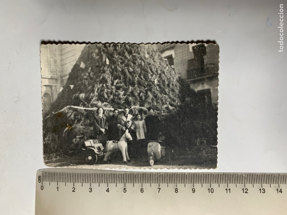 Fotograf&iacute;a antigua: FOTO. LA HOGUERA DE SAN ANTONIO CON LA VESPA Y EL CARRITO. LOCALIDAD?. FOT&Oacute;GRAFO?.