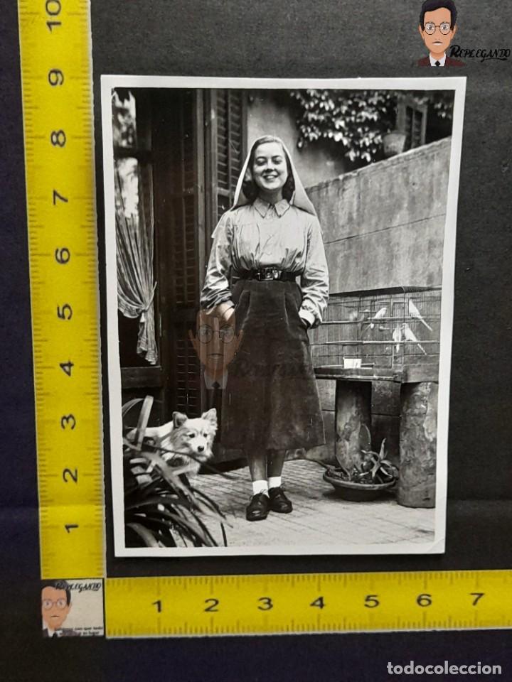 Photographie ancienne: GUAPA CHICA SONR&Iacute;E JUNTO A SU PERRO Y CANARIOS / FOTO ANTIGUA EN BLANCO Y NEGRO / A&Ntilde;O 1953 / P&Aacute;JAROS