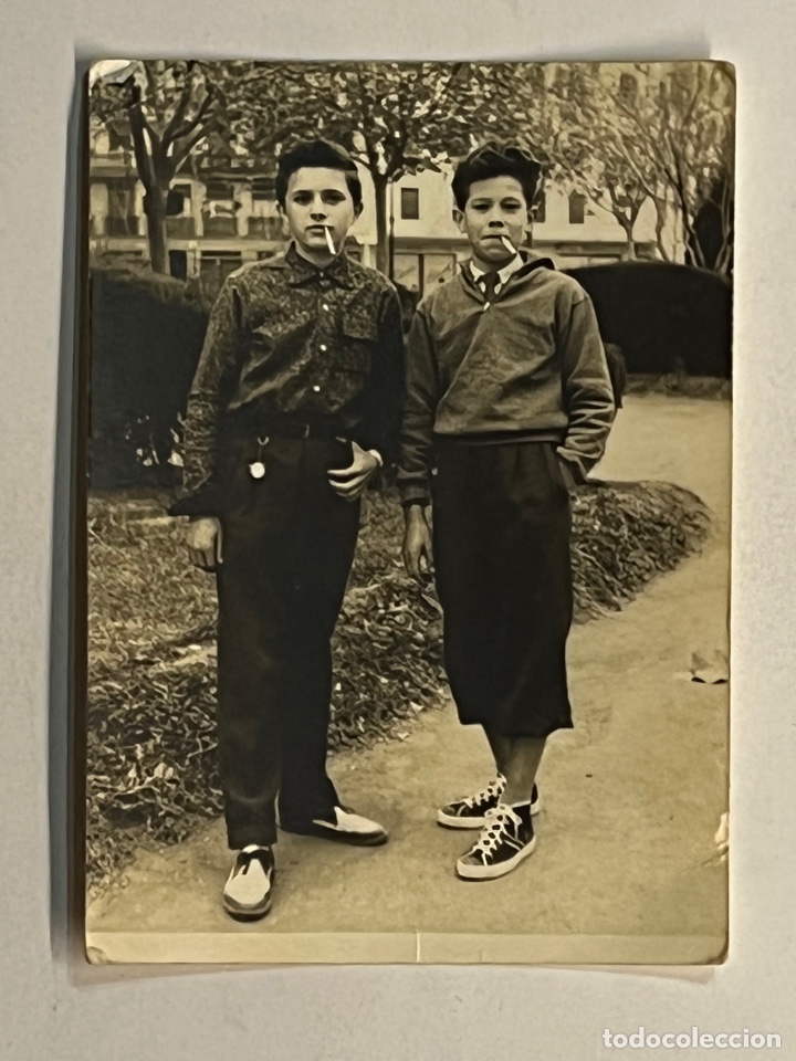 Fotografia antiga: NI&Ntilde;OS. Fotograf&iacute;a Entre pillos anda el juego&hellip;. Los primeros cigarrillos (h.1950?)