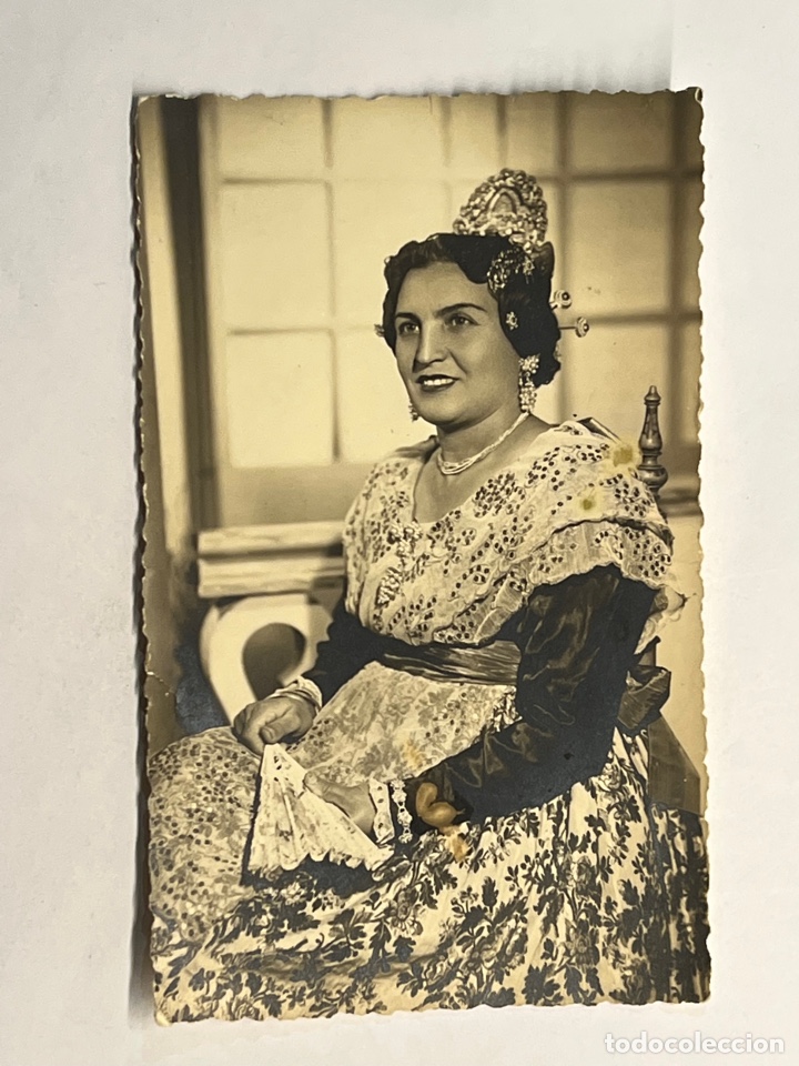 Fotograf&iacute;a antigua: FALLERA Fotograf&iacute;a antigua. Guapa Valenciana con el Traje Regional&hellip; foto F. Garcia GRAO, (h.1944?)