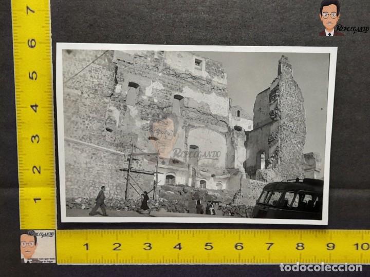Fotograf&iacute;a antigua: RUINAS DEL ALCAZAR DE TOLEDO / FOTO ANTIGUA EN BLANCO Y NEGRO / A&Ntilde;O 1953 - AUTOBUS