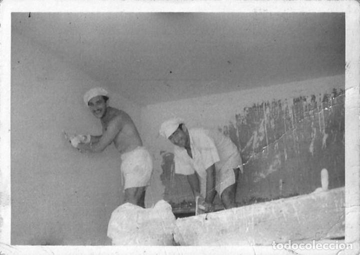 Fotograf&iacute;a antigua: X1644 Hombres pintando su departamento - Foto 9x6cm 1940'